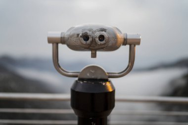 Metal bir dürbünün yakın çekimi.