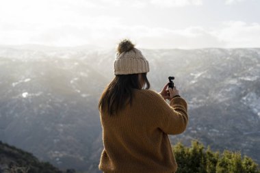 Akıllı telefonlu kız dağın tepesinde
