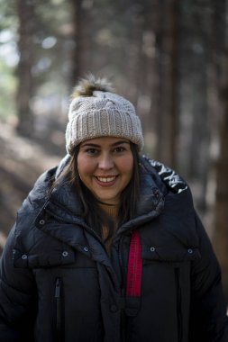 genç güzel kız ormanda poz