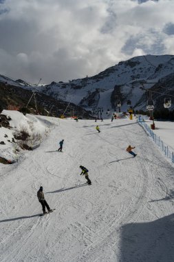 İnsanlar Kayak merkezinde