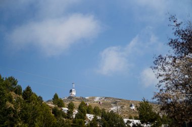 Kışın Sierra de la Cordoba 'da bir dağın dikey çekimi, İspanya' da güneşli bir gün