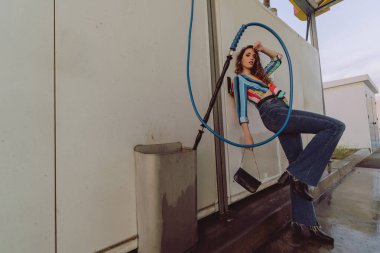 Genç bir kadın ipiyle önlerinde atlıyor.