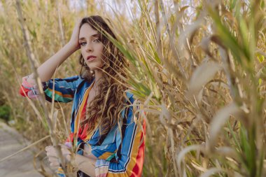 genç güzel kız alanında poz