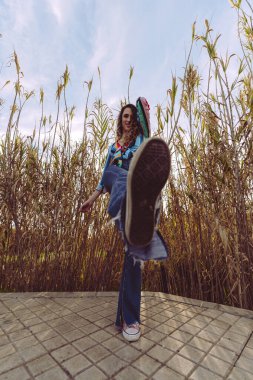 Kaykaylı bir kadın.