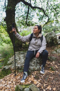 Doğadaki genç kadın yürüyüşçünün portresi.