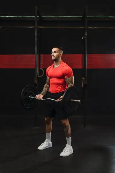 spor salonunda egzersiz kas adam