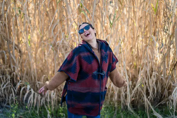 Genç bir kadın buğday tarlasında