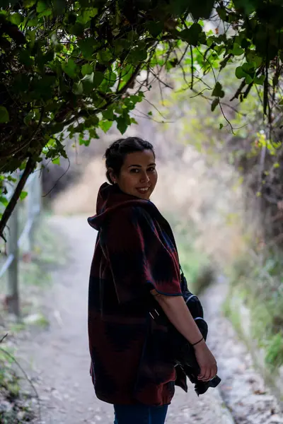 Ormanda sırt çantalı genç bir kadının portresi.
