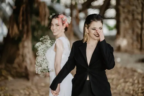 Gelin ve damat şehirde poz