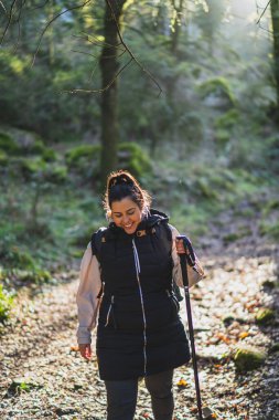 Ormanda yürüyen genç bir kadın..