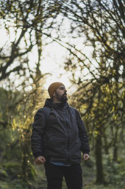 Ormanda yürüyen adam