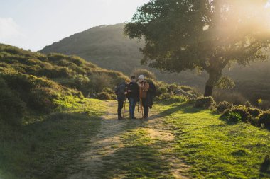 Sırt çantalarıyla ormanda yürüyen çift
