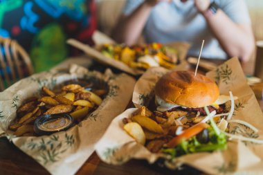 Bir kafede kızarmış hamburgerle