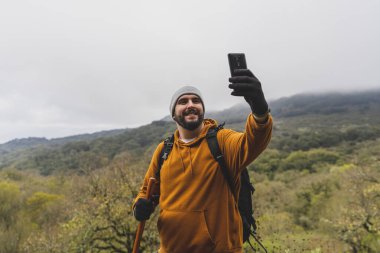 Ormanda sırt çantalı bir adam.