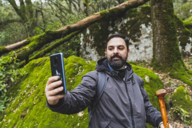 Dağlarda sırt çantalı bir adam.