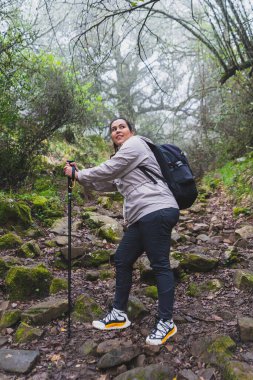 ormanda yürüyen kadın