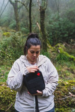 ormanda bir sırt çantası ile kadın