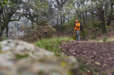 Sırt çantalı genç bir kadın.