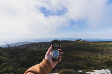 Dağlarda pusula tutan bir adamın eli