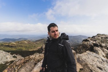 Sırt çantalı bir adam.