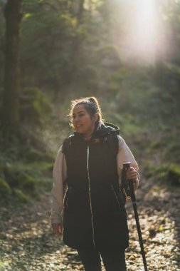 Ormanda yürüyen genç bir kız..