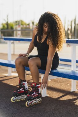 Afro-Amerikan tekerlekli sandalyede oturan kadın.