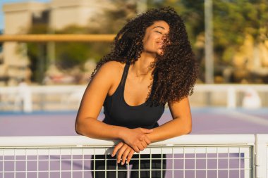 Afro saç modeli olan kadın