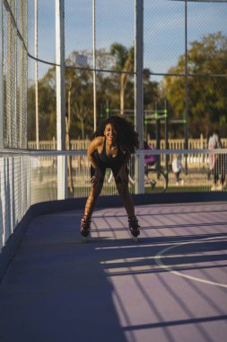 Spor giyim sektöründe kadın sahada basketbol oynuyor.