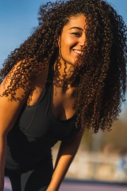 Poz güzel zenci kadın