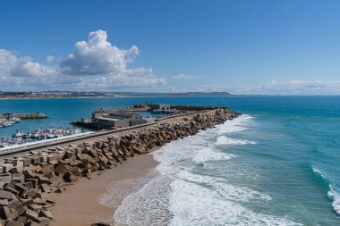 Nazilerin limanının panoramik görüntüsü ve Atlantik denizi, Portekiz