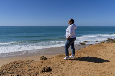 Çöldeki genç adam.