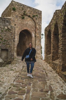 Sırt çantalı kadın Pompei 'nin kalıntılarında yürüyor.