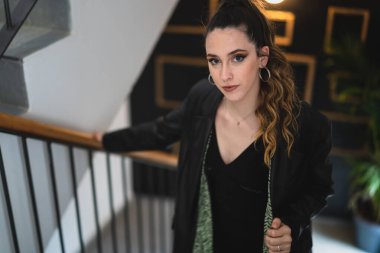 Siyah ceketli Güzel Kadın Poz