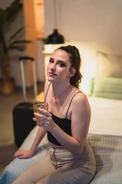 Sabahları çay içen bir kadın.