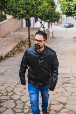 Şehirdeki yakışıklı genç adam