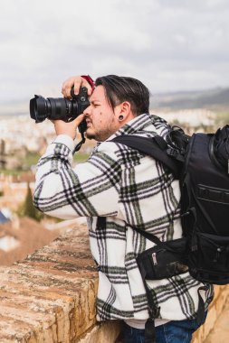 Fotoğrafçı şehirde kamerayla fotoğraf çekiyor.