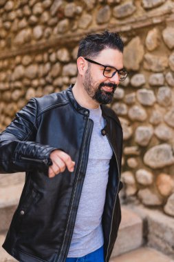 Şehrin ortasında güneş gözlüğü takan yakışıklı bir adam.