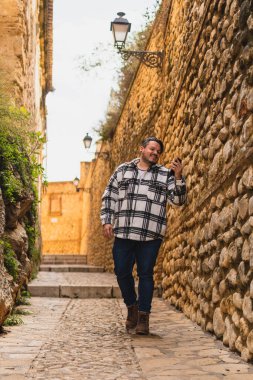 Peru 'nun eski Cucco kasabasında yürüyen bir adam.