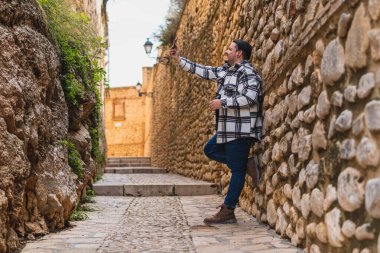 Eski Kudüs, İsrail 'de cep telefonu olan genç bir adam.