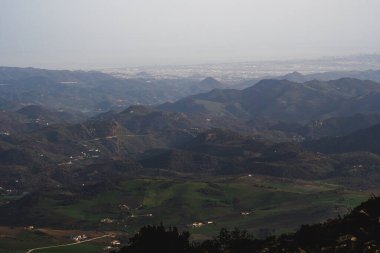 Dağların ortasında bulutlu bir gökyüzü olan güzel dağ manzarası.