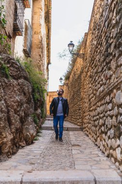 Kudüs 'ün dar sokaklarında yürüyen yaşlı adam