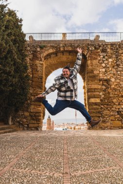 Köprüde dans eden adam