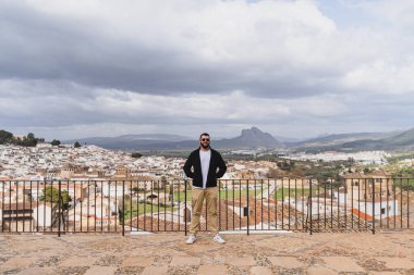 Tenerife adasının dağlarında yakışıklı bir adam.