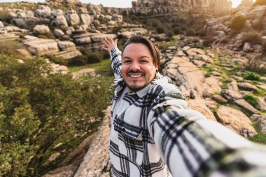 Kapadokya çölünde selfie çeken genç adam, hindi
