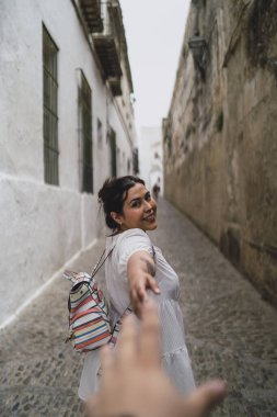 Yaşlı caddede elini kolunu sallayarak yürüyen kadın