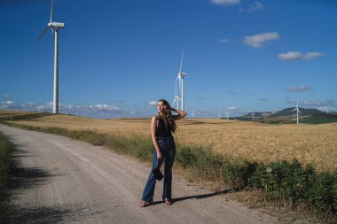 Fırıldak genç kadın