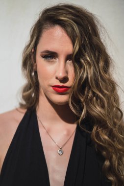 Kırmızı dudaklı bir kadının portresi. siyah arkaplan