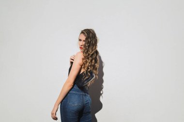 Beyaz arka planda poz veren genç bir kadın