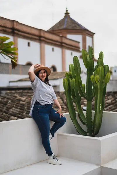 Şehirde kaktüslü genç bir kadın var.