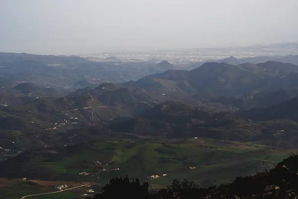 Dağların ortasında bulutlu bir gökyüzü olan güzel dağ manzarası.